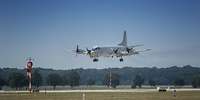 Seefernaufklärer P3-C Orion im Landeanflug 