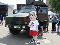 Tag der Bundeswehr in Erfurt Ein Maskottchen eines Fußballclubs posiert beim Tag der Bundeswehr auf dem Domplatz in Erfurt