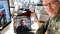 Bernd Berns in seinem Homeoffice in einer Videokonferenz mit Dominik Fischer.