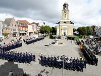 Appell am Tine-Brunnen Zum Appell zu 60 Jahre FlaRak stehen die Soldaten rund um den Tine-Brunnen.