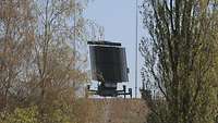 Das RAT-31 steht in Schönewalde in einer militärischen Stellung.