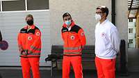 Drei Personen in Rettungsdienst Kleidung