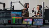 Radio Andernach in Mayen Zwei Soldaten unterhalten sich während der Aufnahme im Tonstudio