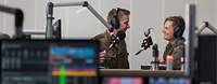 Radio Andernach in Mayen Zwei Soldaten unterhalten sich während der Aufnahme im Tonstudio