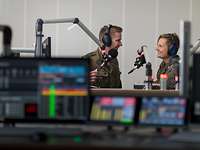 Radio Andernach in Mayen Zwei Soldaten unterhalten sich während der Aufnahme im Tonstudio
