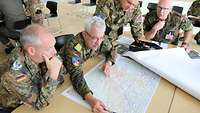 Soldaten schauen auf eine Lagekarte