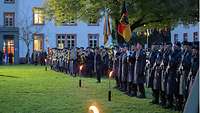 Öffentliches Gelöbnis in Mainz Das Musikkorps, eine Fahnenabordnung und die Ehrenformation beim öffentlichen Gelöbnis