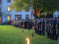 Öffentliches Gelöbnis in Mainz Das Musikkorps, eine Fahnenabordnung und die Ehrenformation beim öffentlichen Gelöbnis