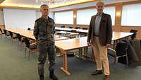 Generalstabsarzt Dr. Schmidt und Landrat von Löwis stehen in einem Konferenzraum in Miesbach. 