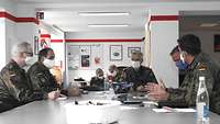 Generalstabsarzt Dr. Schmidt während der Lagebesprechung mit Kommandeur Sanitätslehrregiment und Vertretern des KVK