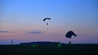 Fallschirmjäger Zweibrücken Fallschirmjäger trainieren bei das taktische Gleitfallschirm-Springen