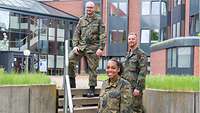 Drei Soldaten stehen auf einer Treppe