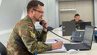 Ein Soldat telefoniert