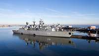 Marinestützpunkt Wilhelmshaven Die Militärboot liegt an der Pier im Marinestützpunkt