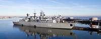 Marinestützpunkt Wilhelmshaven Die Militärboot liegt an der Pier im Marinestützpunkt