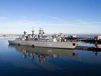 Marinestützpunkt Wilhelmshaven Die Militärboot liegt an der Pier im Marinestützpunkt