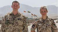 Ein Soldat und eine Soldatin stehen vor den Hügeln des Marmal-Gebirges in Afghanistan