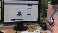 Person arbeitet am PC