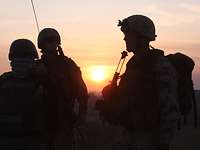 Bundeswehrsoldaten auf Patrouille Silhouetten von drei Soldaten bei Sonnenaufgang