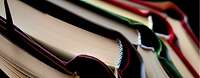 übereinanderliegende, aufgeklappte Bücher
