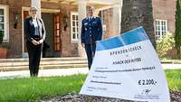 Hauptmann Sandra Frauendorf und Tina Winter bei der Scheckübergabe 
