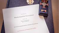 Eine Verleihungsurkunde des Ehrenkreuzes der Bundeswehr.