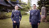 Der Kommandeur und der Ausgezeichnete. Zwei Soldaten stehen vor einem Flugzeug.