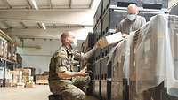 Feldpostsoldaten bei ihrer Arbeit.