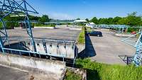 Pardeck eines Parkhauss auf dem nur ein Auto steht