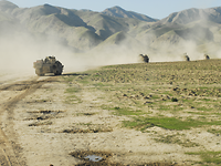 Schützenpanzer Marder in Afghanistan Vier Panzer fahren mit Abstand hintereinander. Dahinter erstreckt sich eine steinige Gebirgskette.