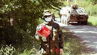 Soldat mit einem selbstgebauten behelfsmäßigen Sprengsatz.