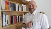 Fregattenkapitän André Schade unterrichtet angehende Stabsoffiziere an der Führungsakademie in Geschichte