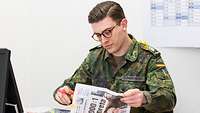Jan-Philipp Dombrowski markiert Artikel in der Zeitung