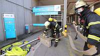 Das Foto zeigt Jan-Philipp Dombrowski bei einem Feuerwehreinsatz in einer Tiefgarage