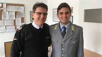 Vater und Sohn Thürnagel blicken in die Kamera 