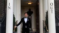 Simon Thürnagel steht vor dem Eingang des ‚Naval and#en Military Club In and#en Out‘ in London