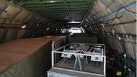 Blick auf die Container und weiteres Material im Frachtraum
