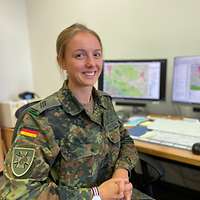 Eine Soldatin am Rechner