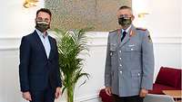 Oberbürgermeister David Langner und Generalmajor André Bodemann 