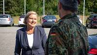 Ein Mann und eine Frau begrüßen sich.