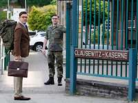 Reservisten an der Führungsakademie Stabsgefreiter steht am Kaserneneingang in ziviler Kleidung, in der Kaserne trägt er sein Uniform