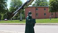 Luther mit Mundschutz Vor einem alten „Starfighter“ steht eine einen Meter große Luther-Statue. Sie trägt einen weißen Schal über Mund und Nase.