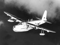 U-Boot-Krieg Short Sunderland Schwarzweißaufnahme eines hellen viermotorigen Propellerflugzeugs.