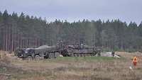 Munition wird von einem Lkw auf einen Kampfpanzer umgeladen