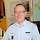 Ein Soldat in Uniform am Schreibtisch