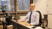 Stabsfeldwebel Volkmar Peschmann arbeitet am PC