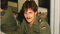 Auf dem Foto blickt Volkmar Peschmann in die Kamera