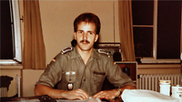 Das Foto zeigt Volkmar Peschmann konzentriert bei der Fahrschulausbildung