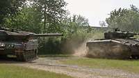 Tag der Bundeswehr in Cham Zwei Kampfpanzer bei einer Vorführung