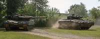 Tag der Bundeswehr in Cham Zwei Kampfpanzer bei einer Vorführung